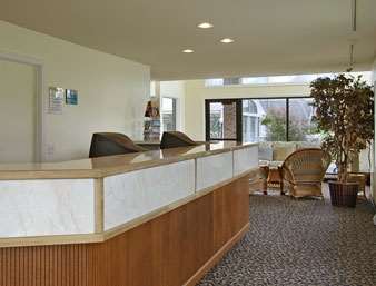 Days Inn by Wyndham Mackinaw City - Lakeview
