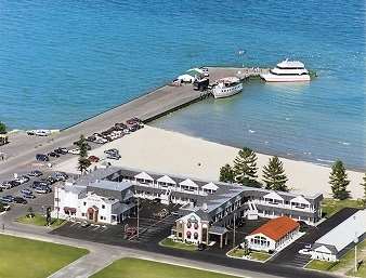 Days Inn by Wyndham Mackinaw City - Lakeview