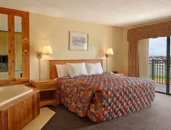 Days Inn by Wyndham Mackinaw City - Lakeview