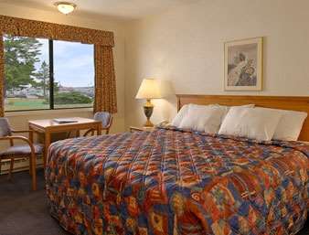 Days Inn by Wyndham Mackinaw City - Lakeview