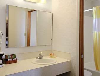 Days Inn by Wyndham Mackinaw City - Lakeview