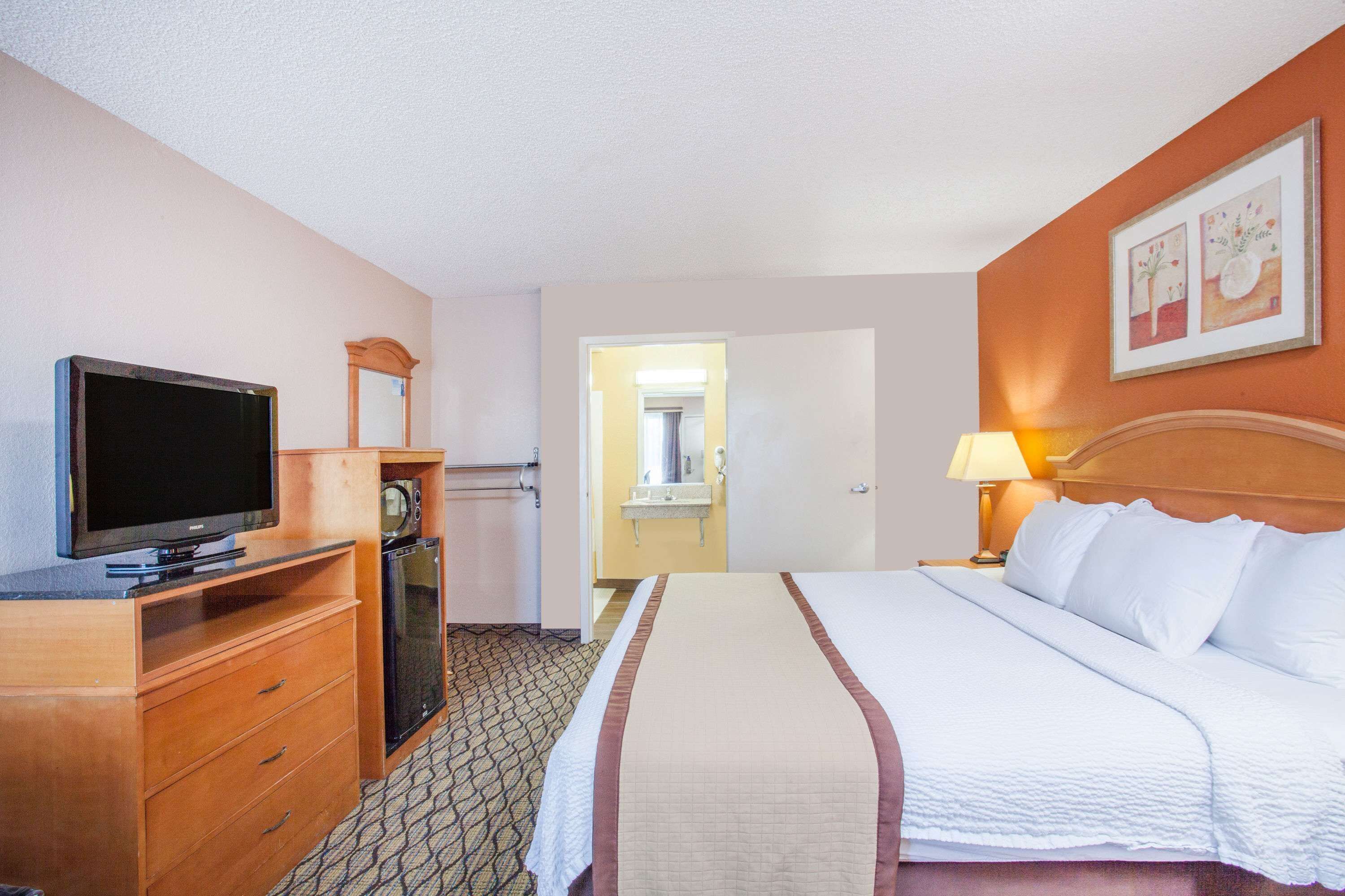 Baymont Inn & Suites Madison Heights Detroit Area