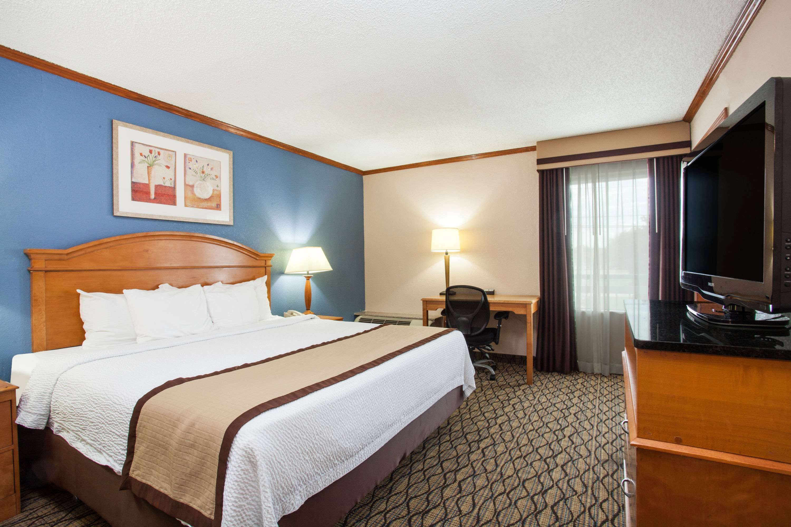 Baymont Inn & Suites Madison Heights Detroit Area