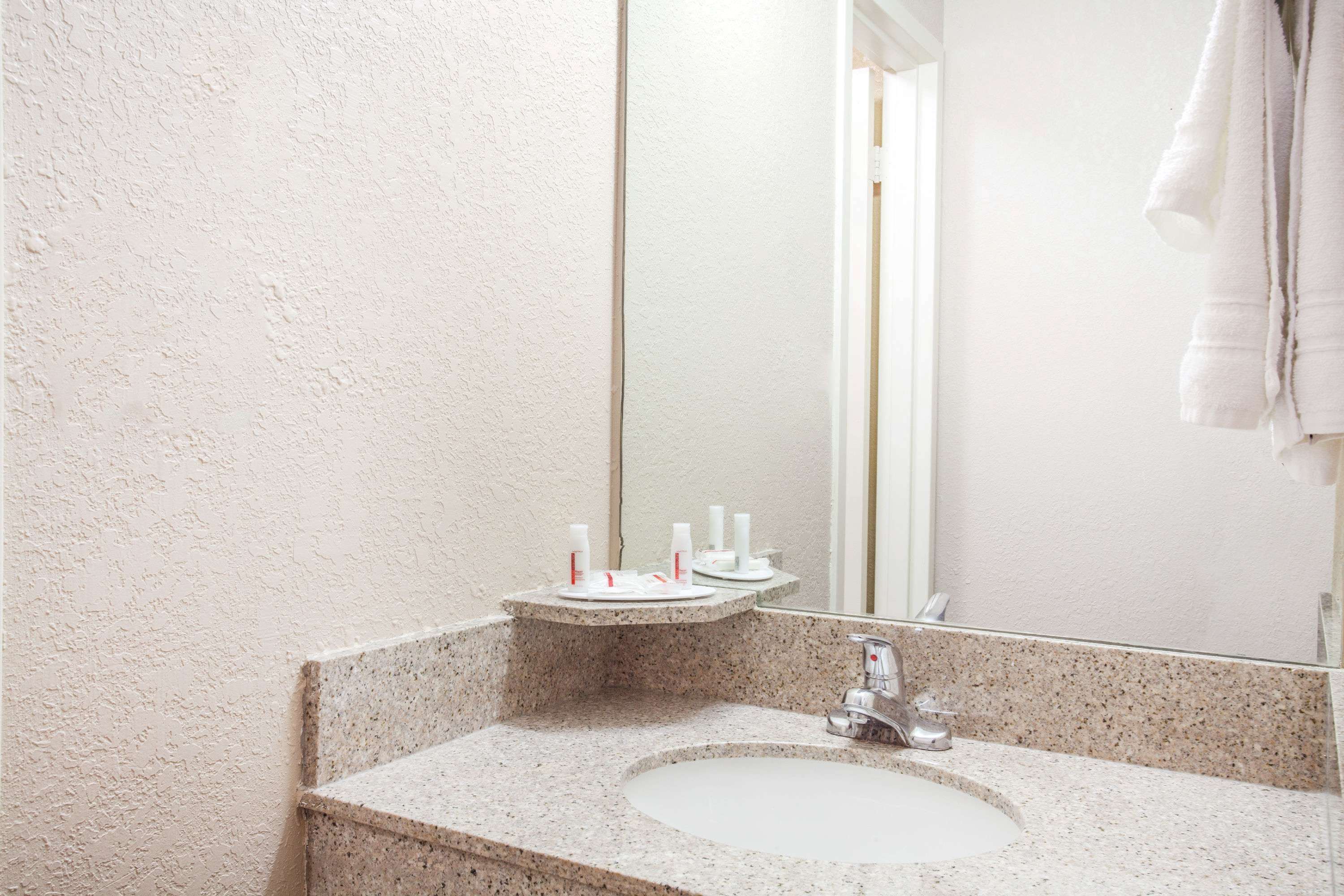 Baymont Inn & Suites Madison Heights Detroit Area