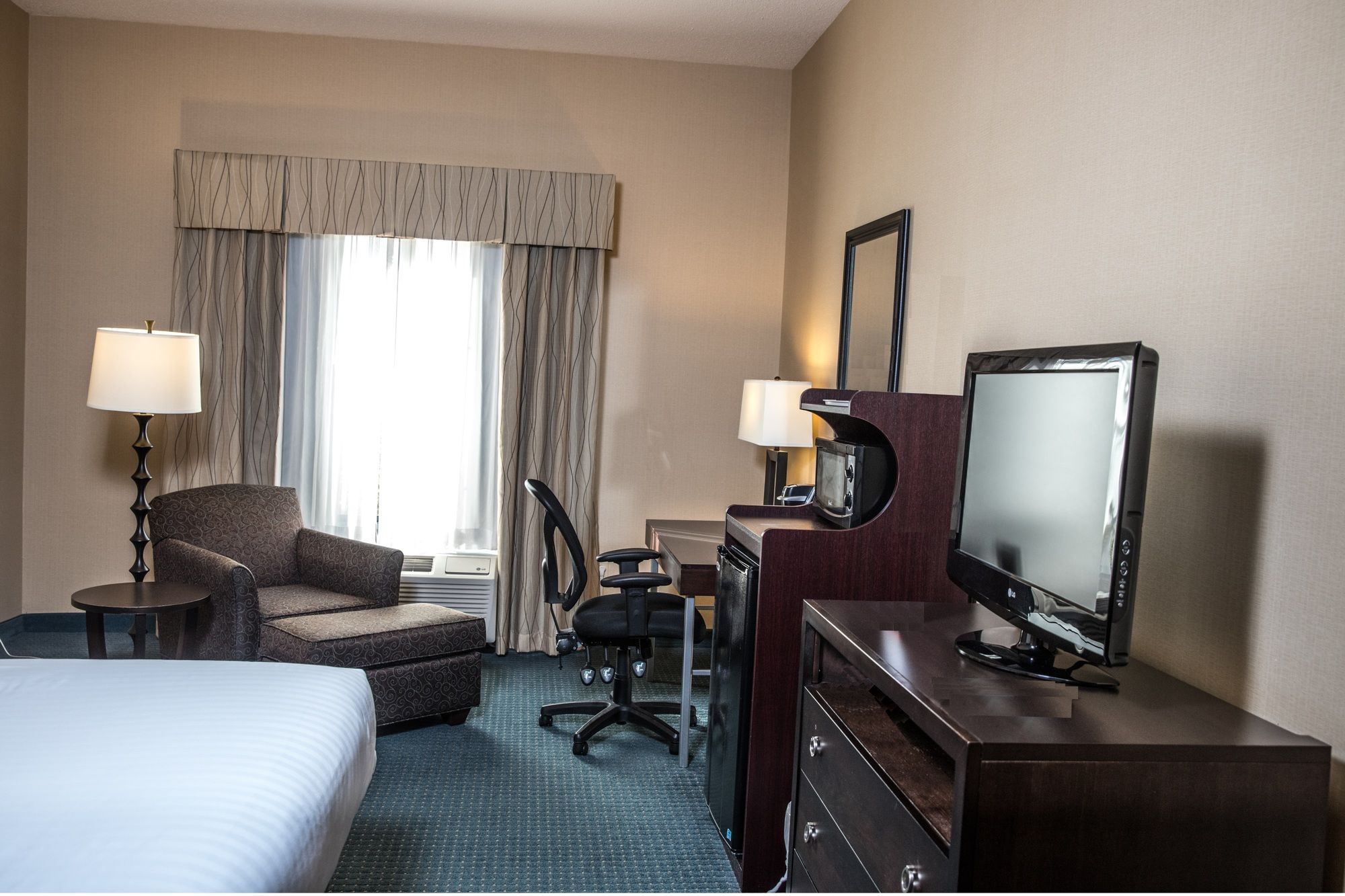 Holiday Inn Express & Suites Detroit-Novi