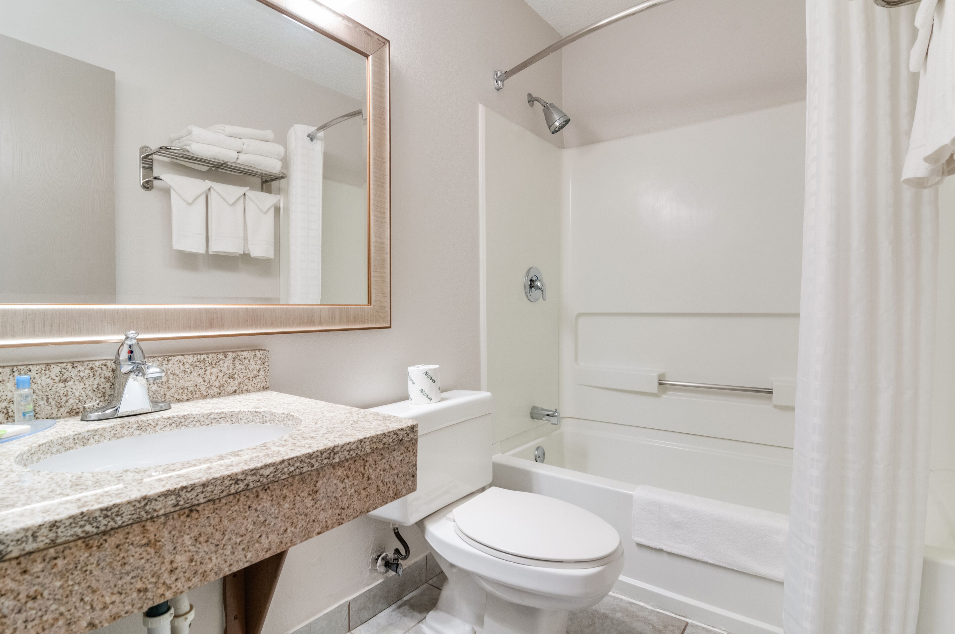 American Inn & Suites Romulus DTW