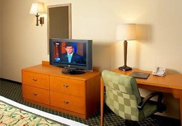 Fairfield Inn and Suites by Marriott Detroit Metropolitan Airport