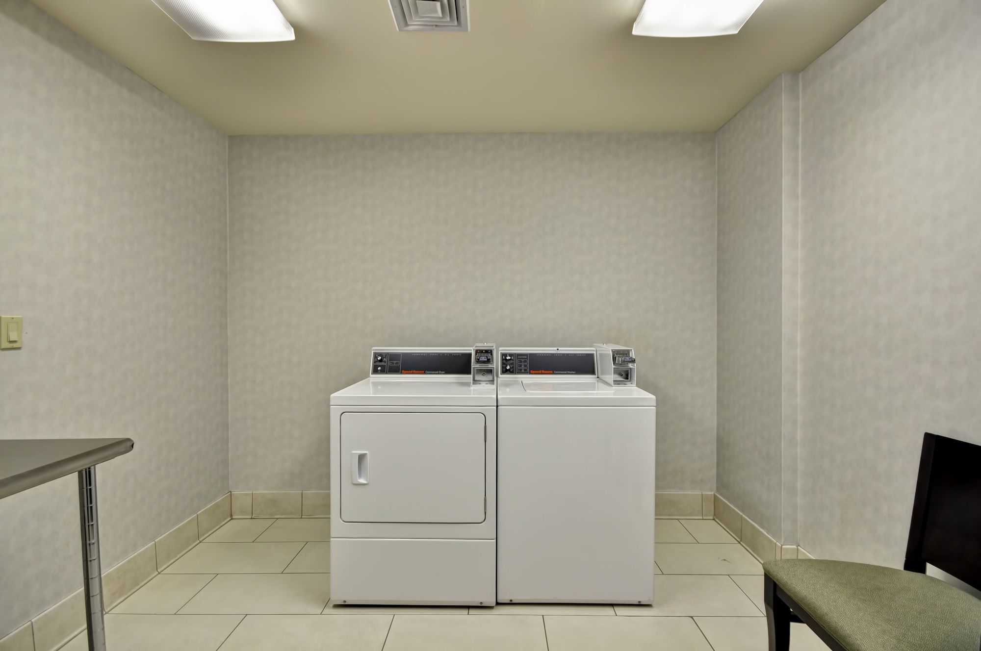 Holiday Inn Express Romulus / Detroit Airport