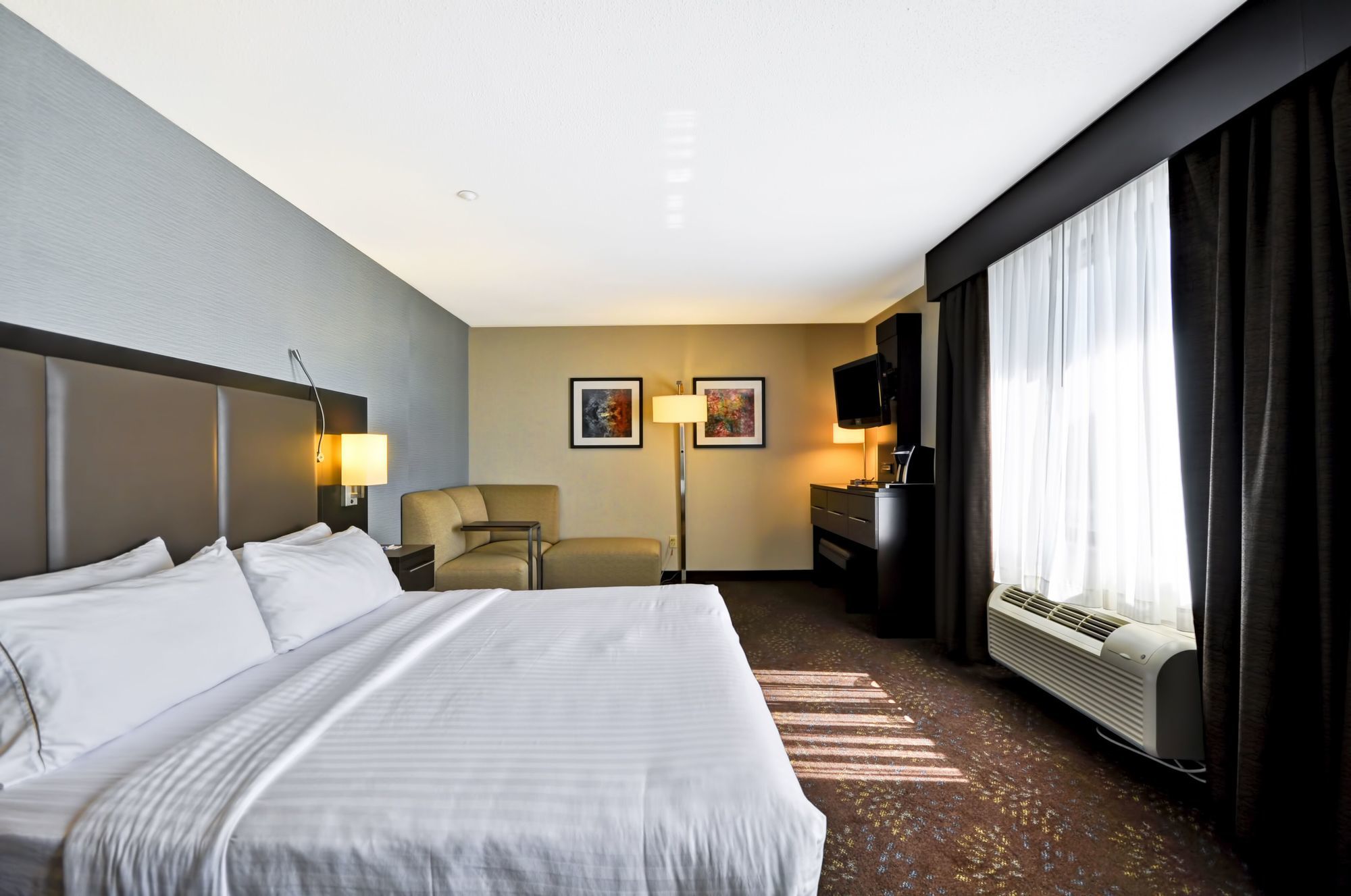 Holiday Inn Express Romulus / Detroit Airport