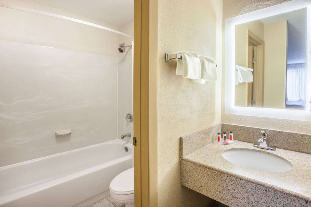Howard Johnson by Wyndham Romulus Detroit Metro Airport