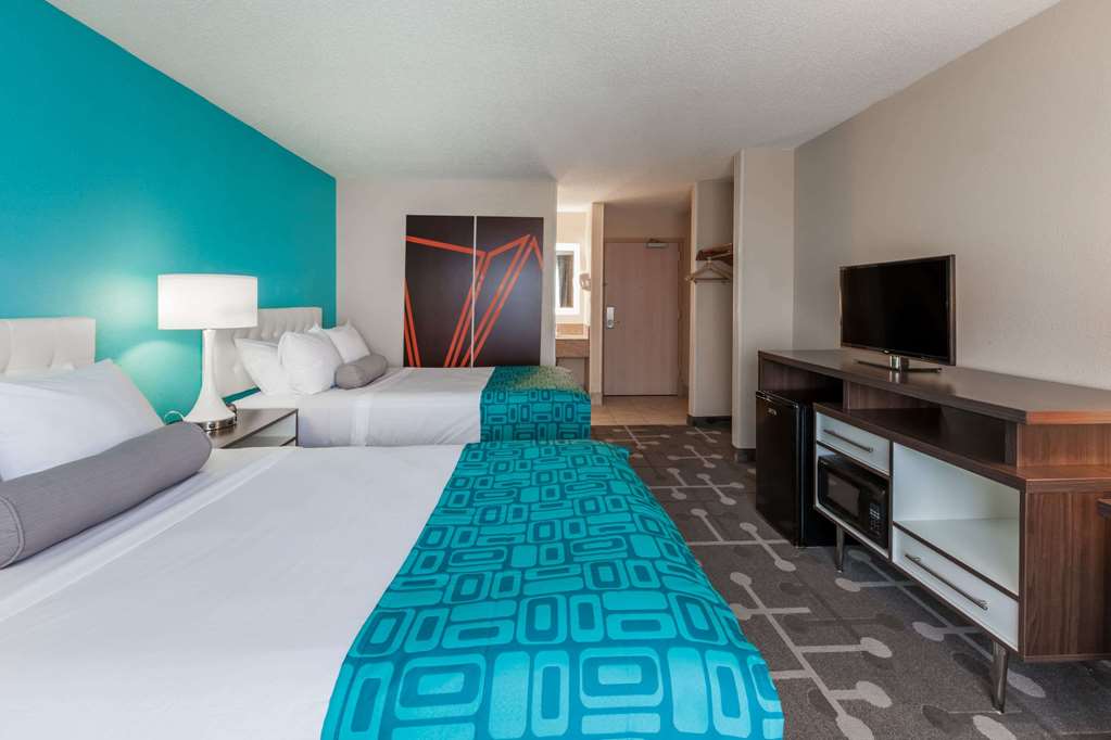 Howard Johnson by Wyndham Romulus Detroit Metro Airport