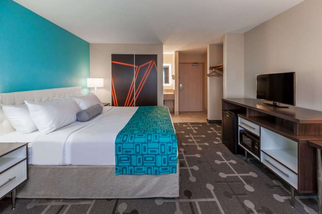 Howard Johnson by Wyndham Romulus Detroit Metro Airport