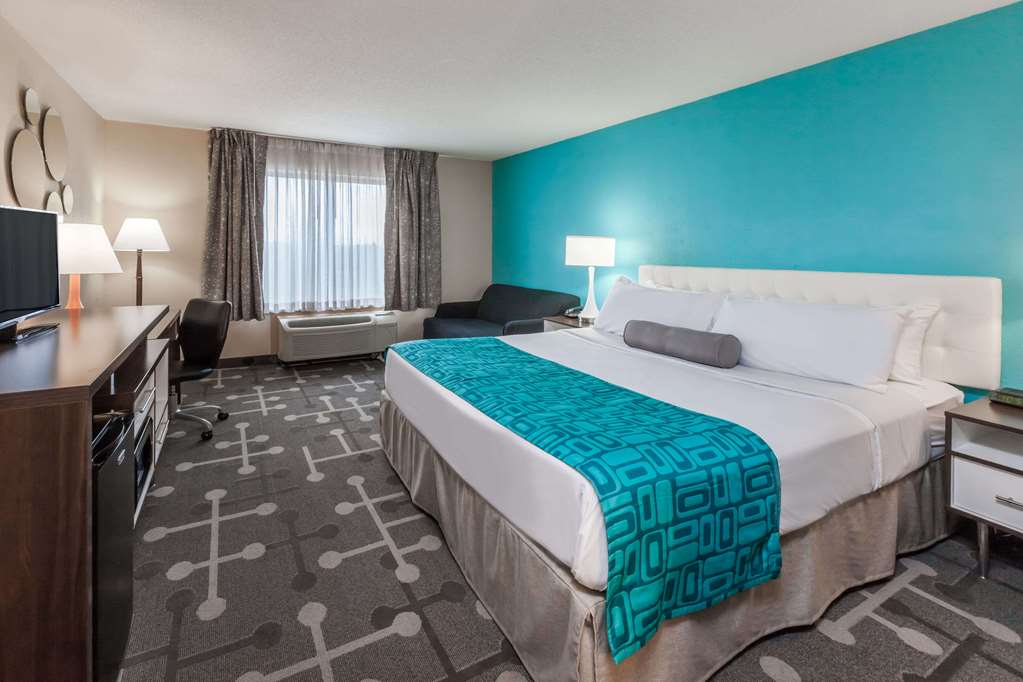 Howard Johnson by Wyndham Romulus Detroit Metro Airport