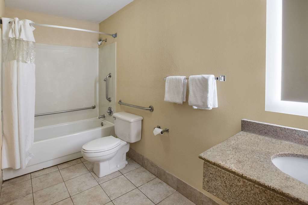 Howard Johnson by Wyndham Romulus Detroit Metro Airport