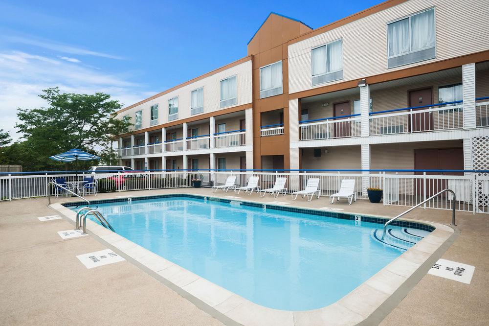 Howard Johnson by Wyndham Romulus Detroit Metro Airport