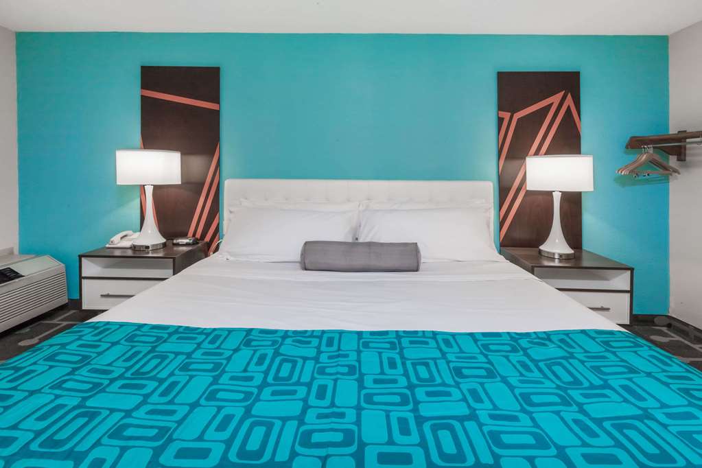 Howard Johnson by Wyndham Romulus Detroit Metro Airport