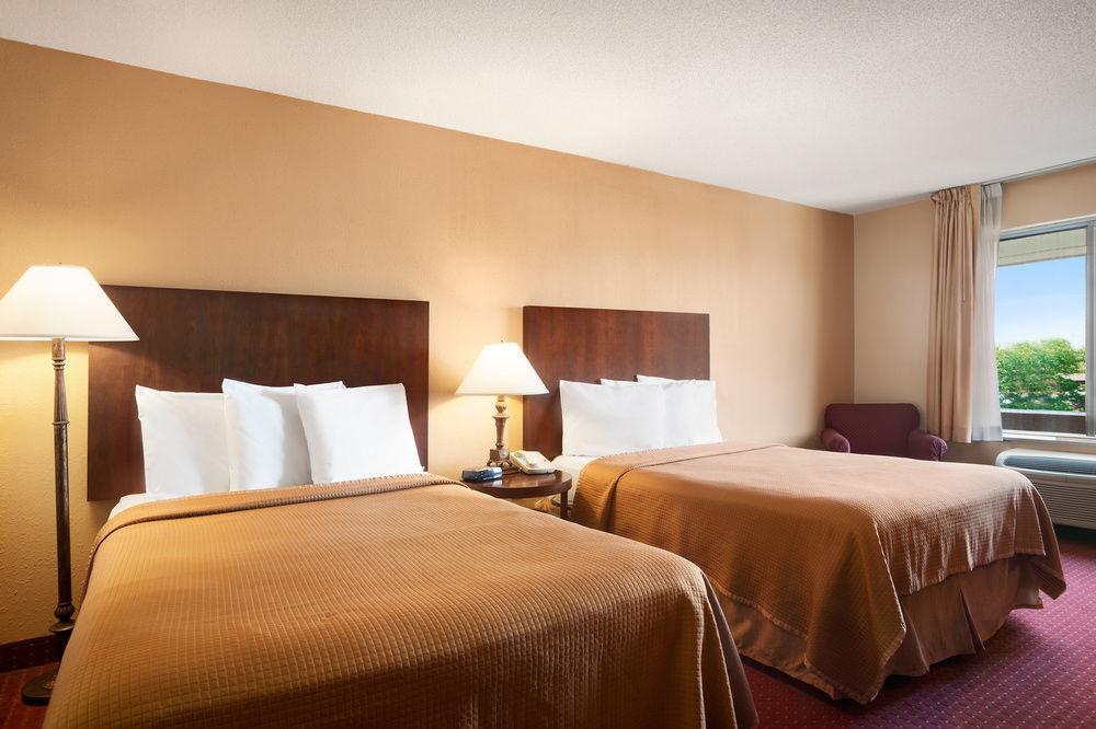 Howard Johnson by Wyndham Romulus Detroit Metro Airport