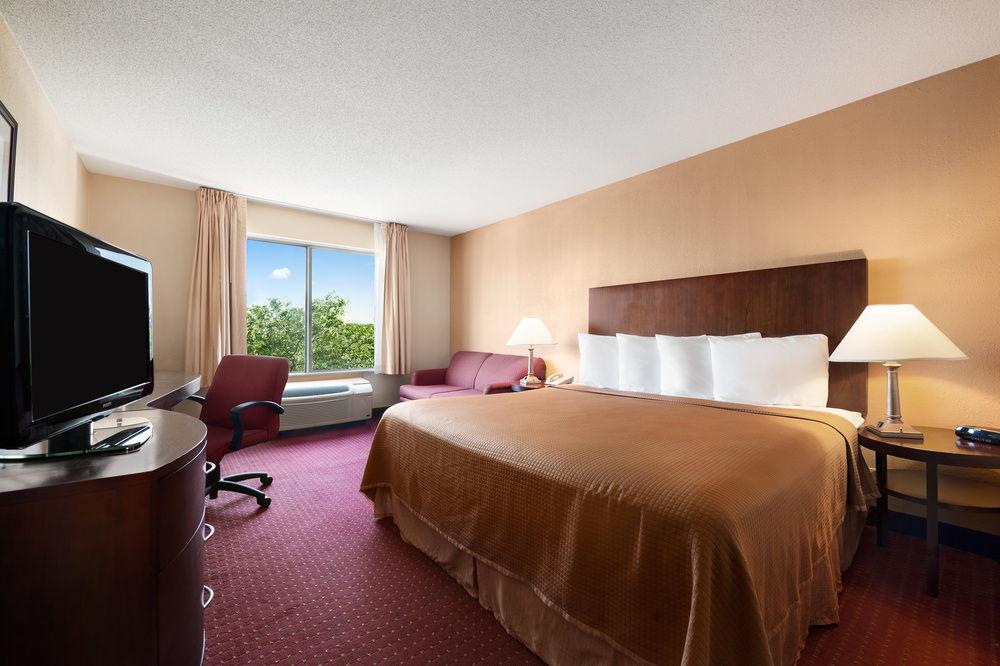 Howard Johnson by Wyndham Romulus Detroit Metro Airport