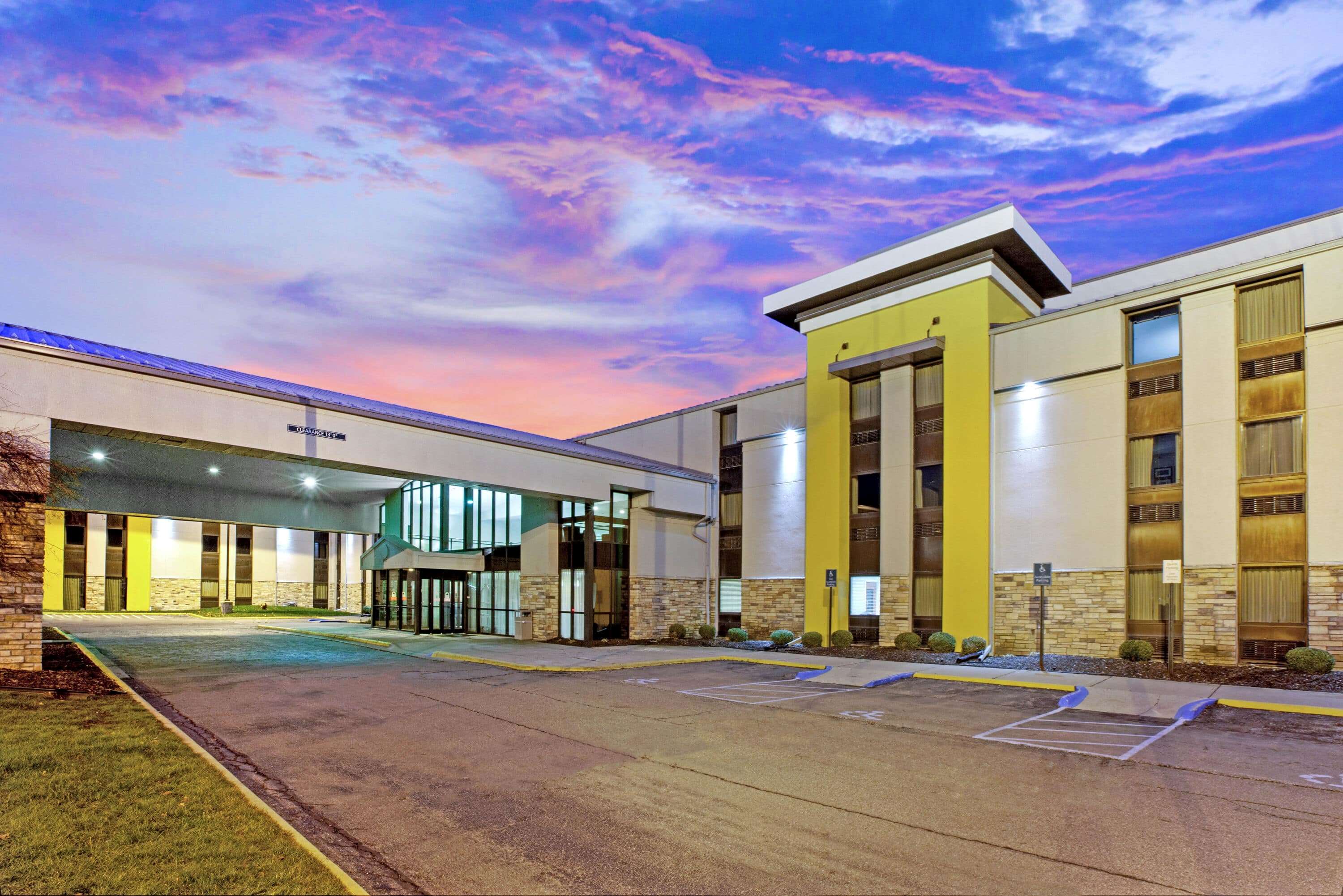 La Quinta Inn & Suites Detroit Metro Airport