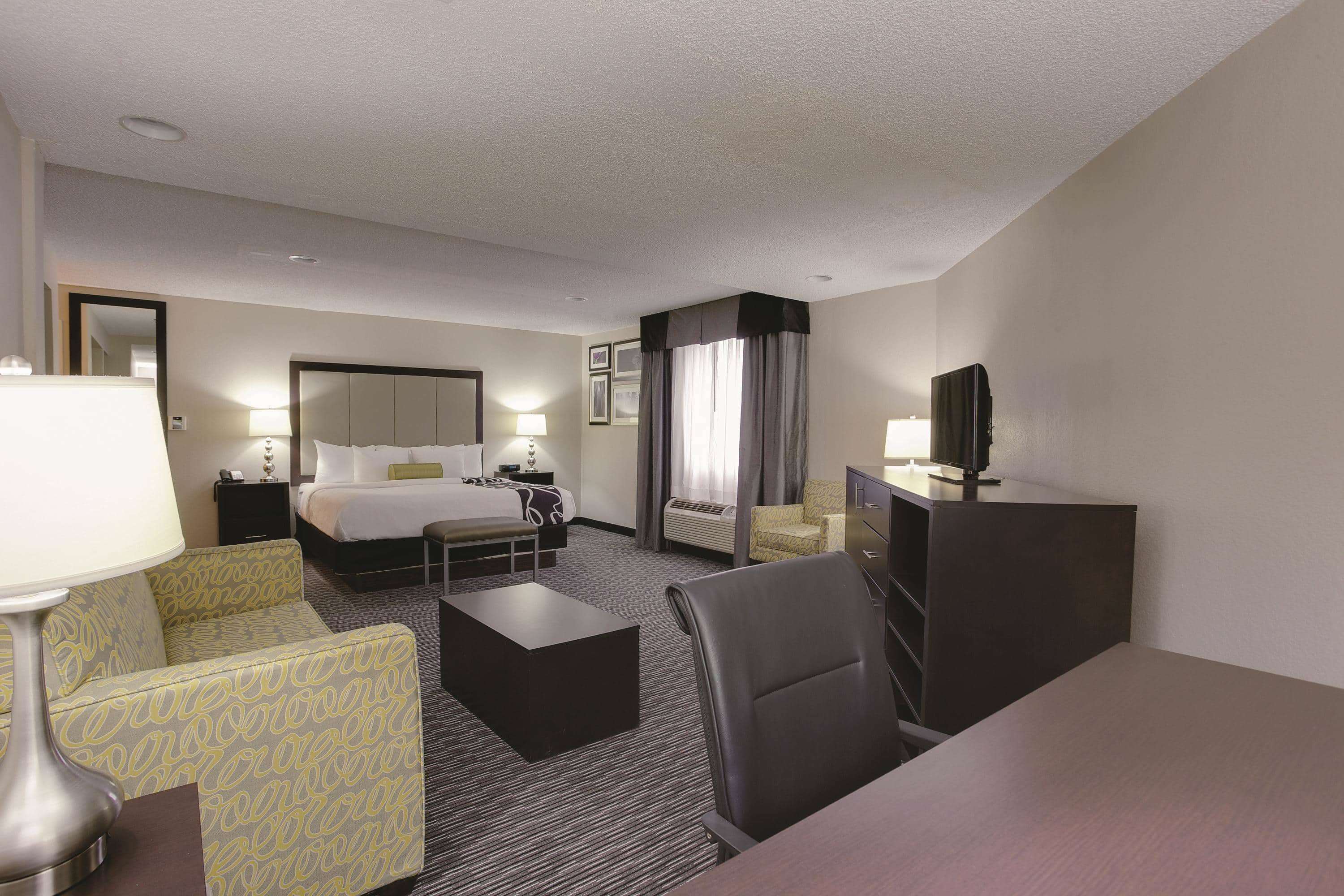 La Quinta Inn & Suites Detroit Metro Airport