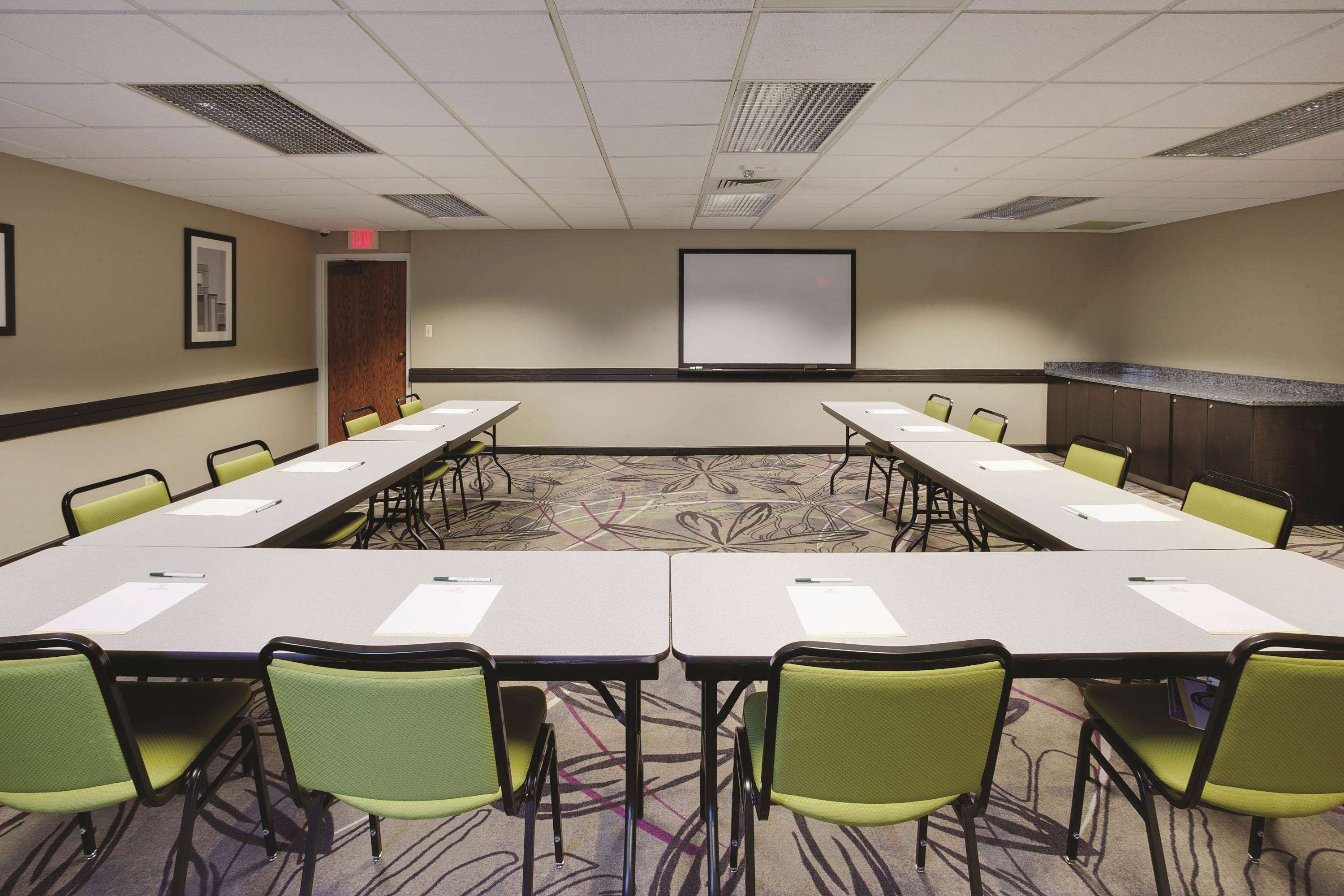 La Quinta Inn & Suites Detroit Metro Airport