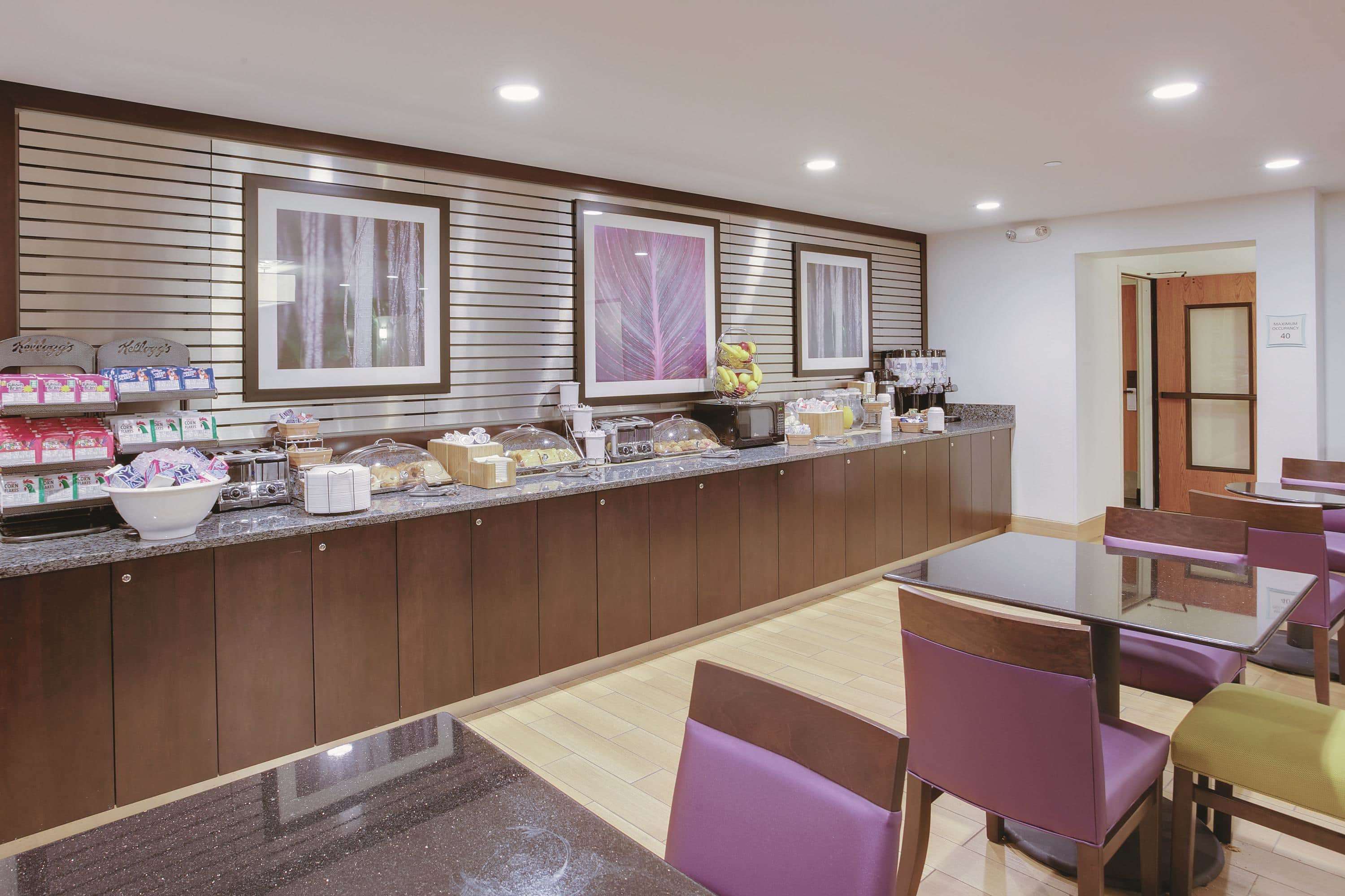 La Quinta Inn & Suites Detroit Metro Airport