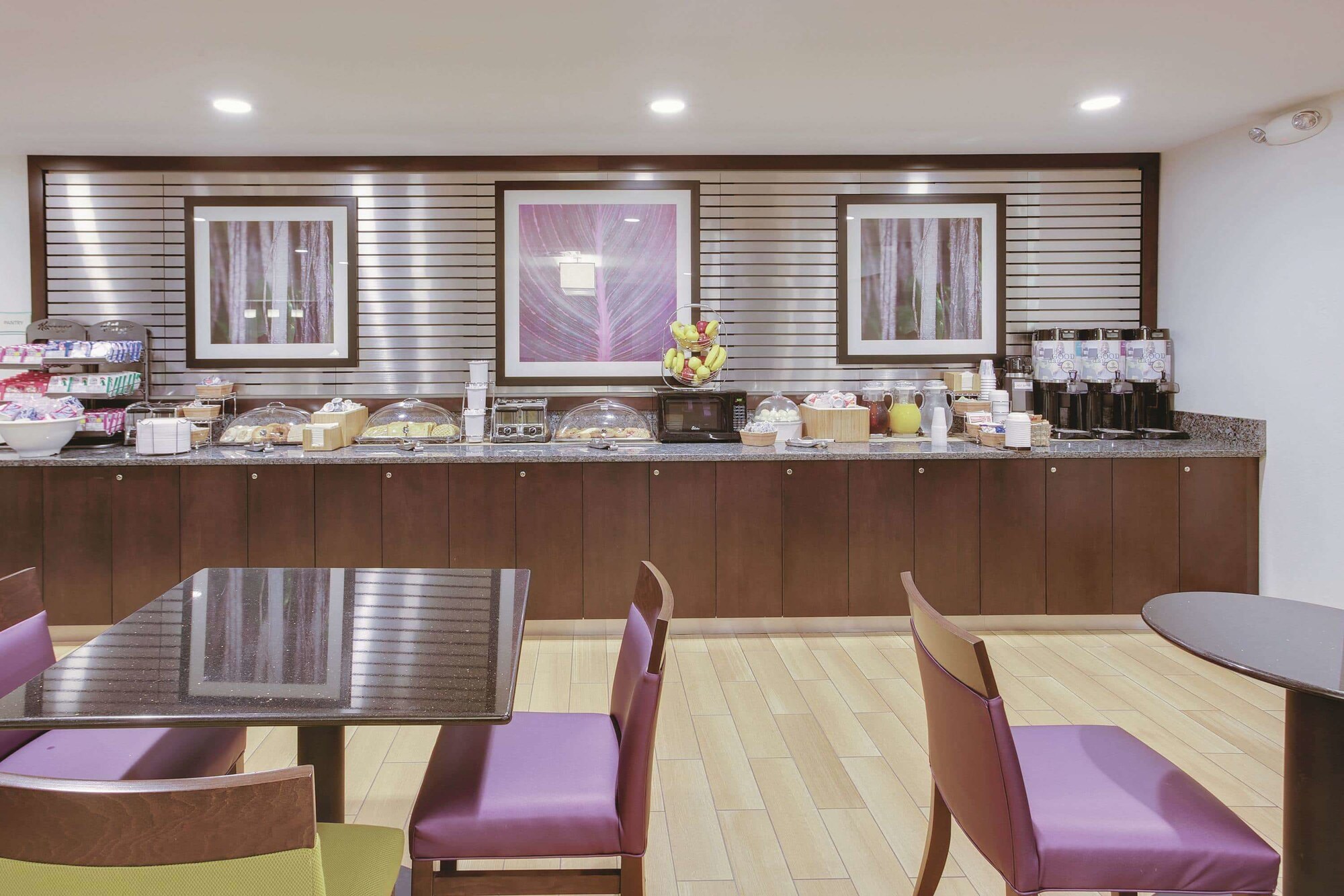 La Quinta Inn & Suites Detroit Metro Airport