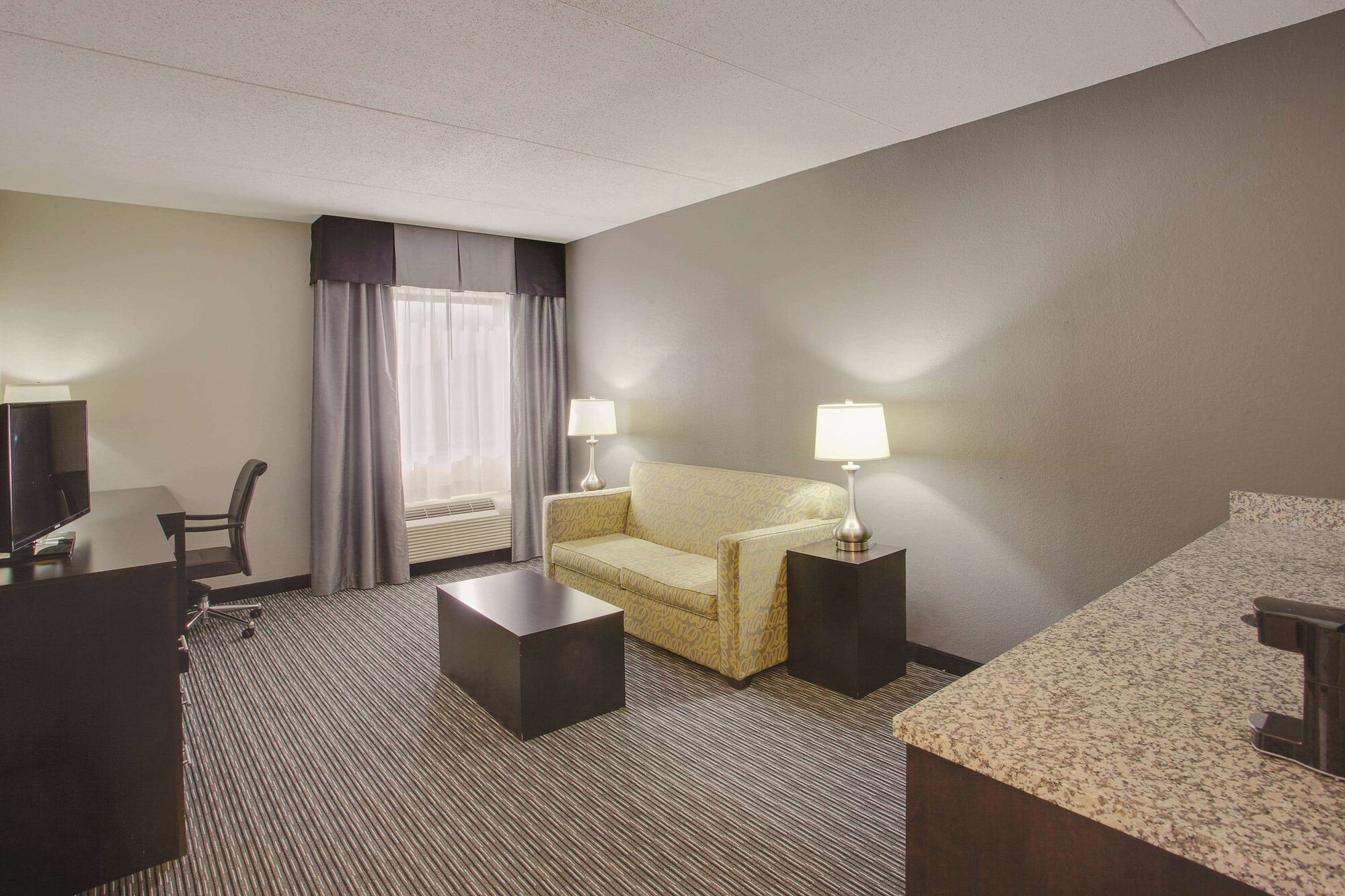 La Quinta Inn & Suites Detroit Metro Airport