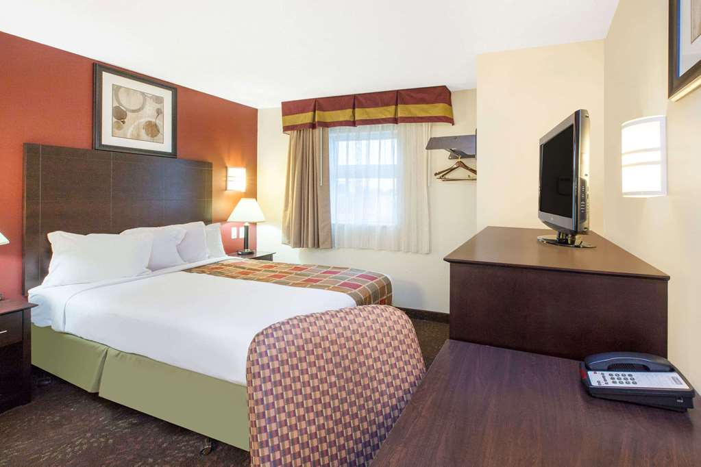 Travelodge by Wyndham Romulus Detroit Airport