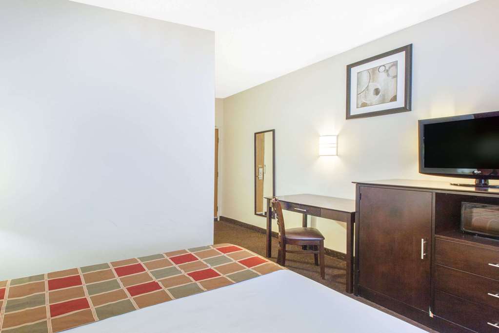 Travelodge by Wyndham Romulus Detroit Airport