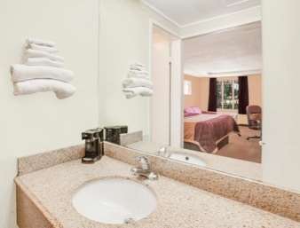 Rodeway Inn & Suites