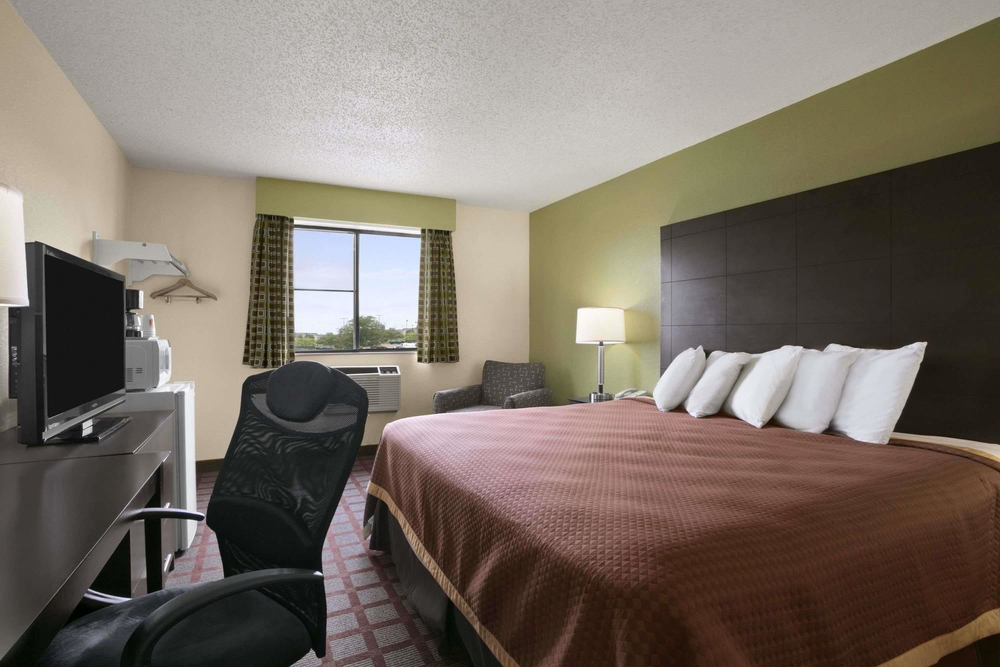 Super 8 by Wyndham Saginaw