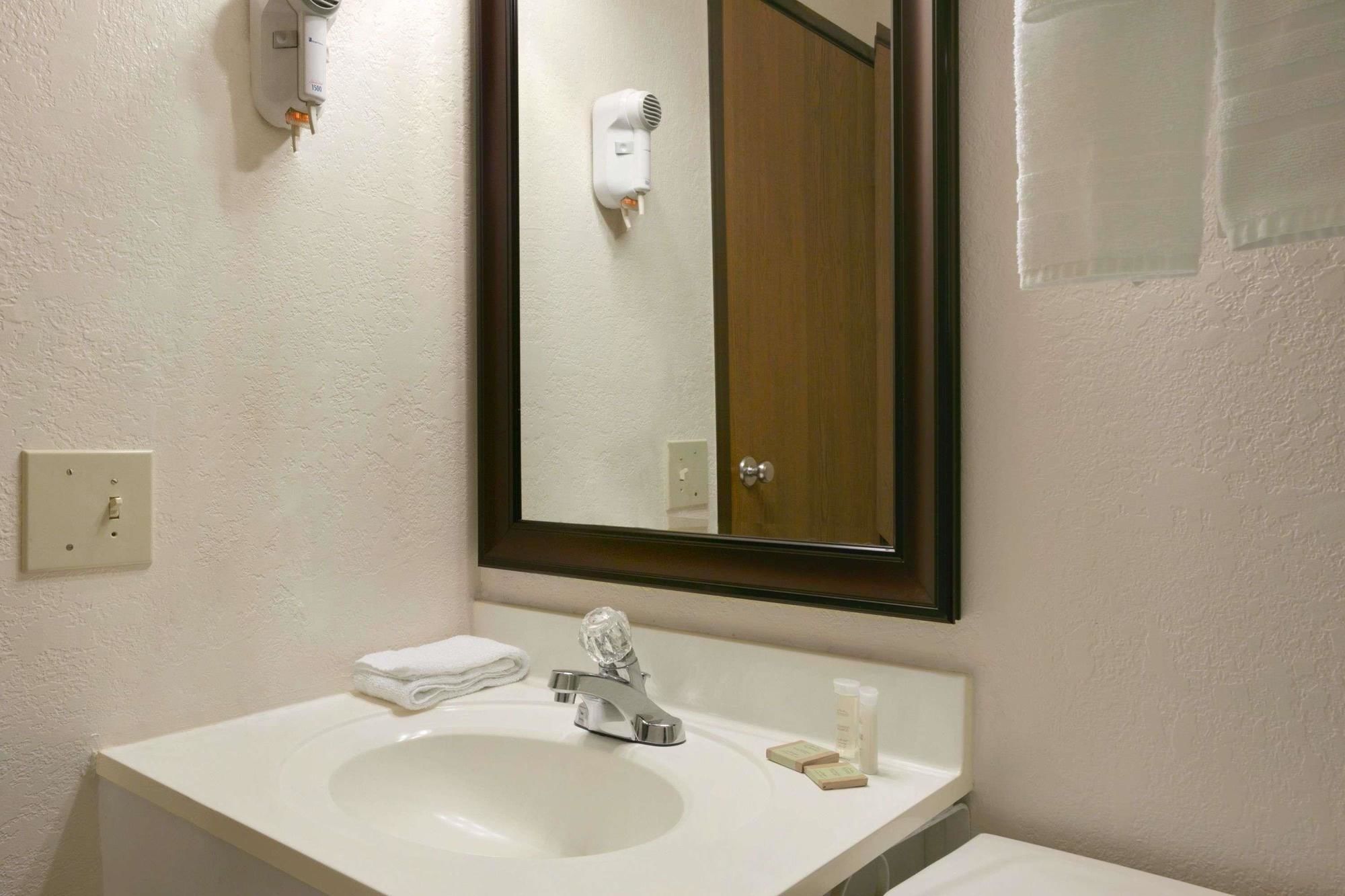 Super 8 by Wyndham Saginaw