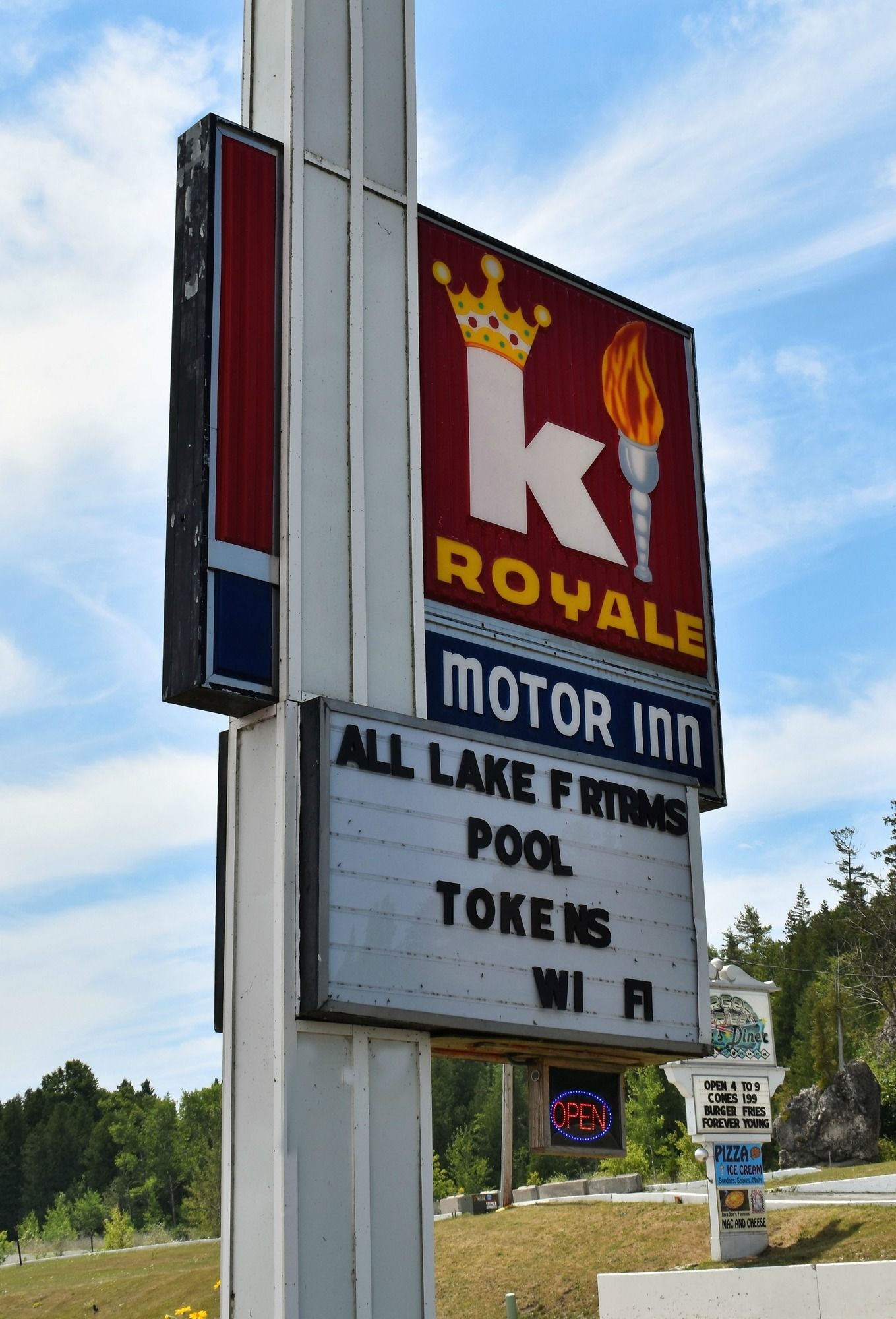 Days Inn & Suites by Wyndham St. Ignace Lakefront