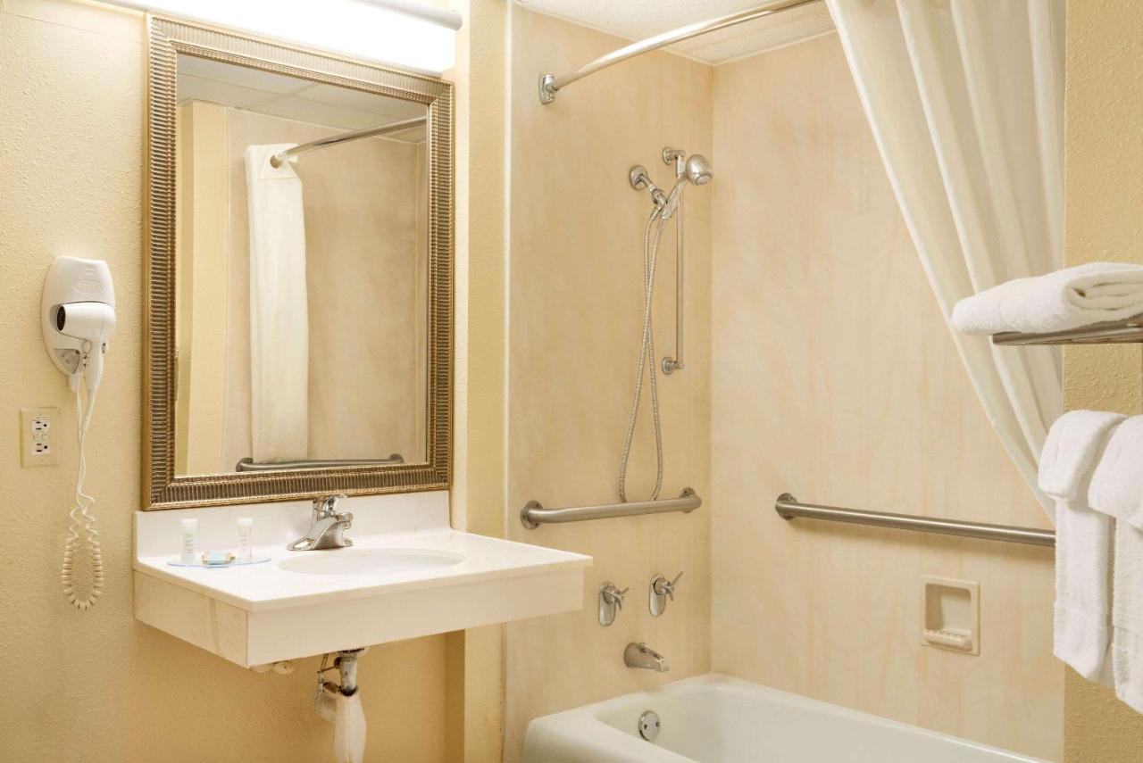 Travelodge by Wyndham Sturgis