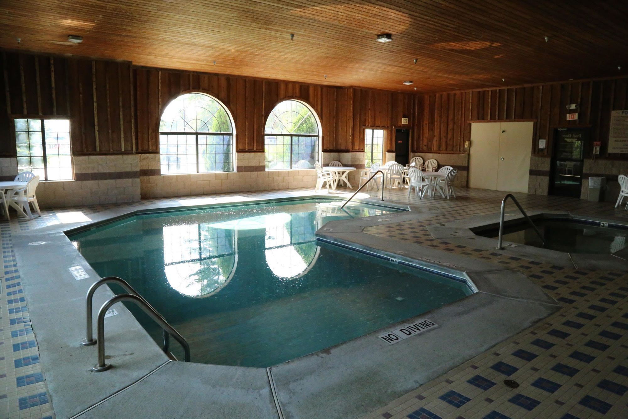 Crows Nest Inn Tawas