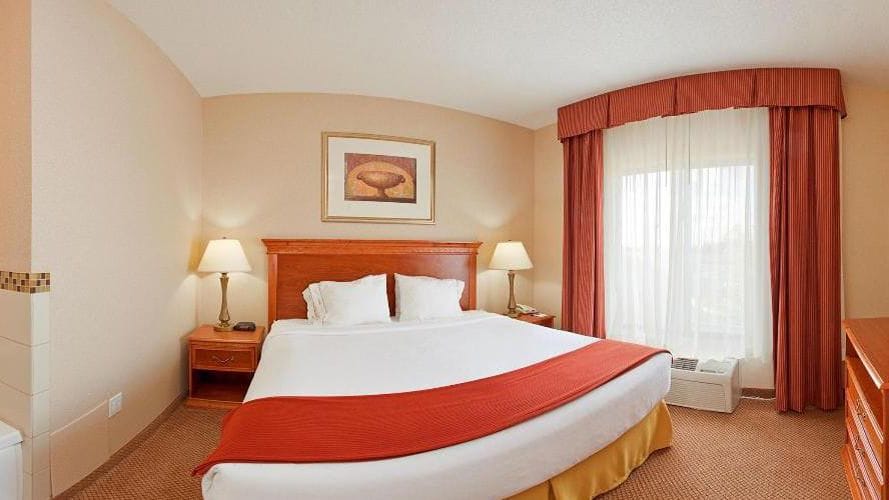Holiday Inn Express Hotel & Suites Detroit - Utica