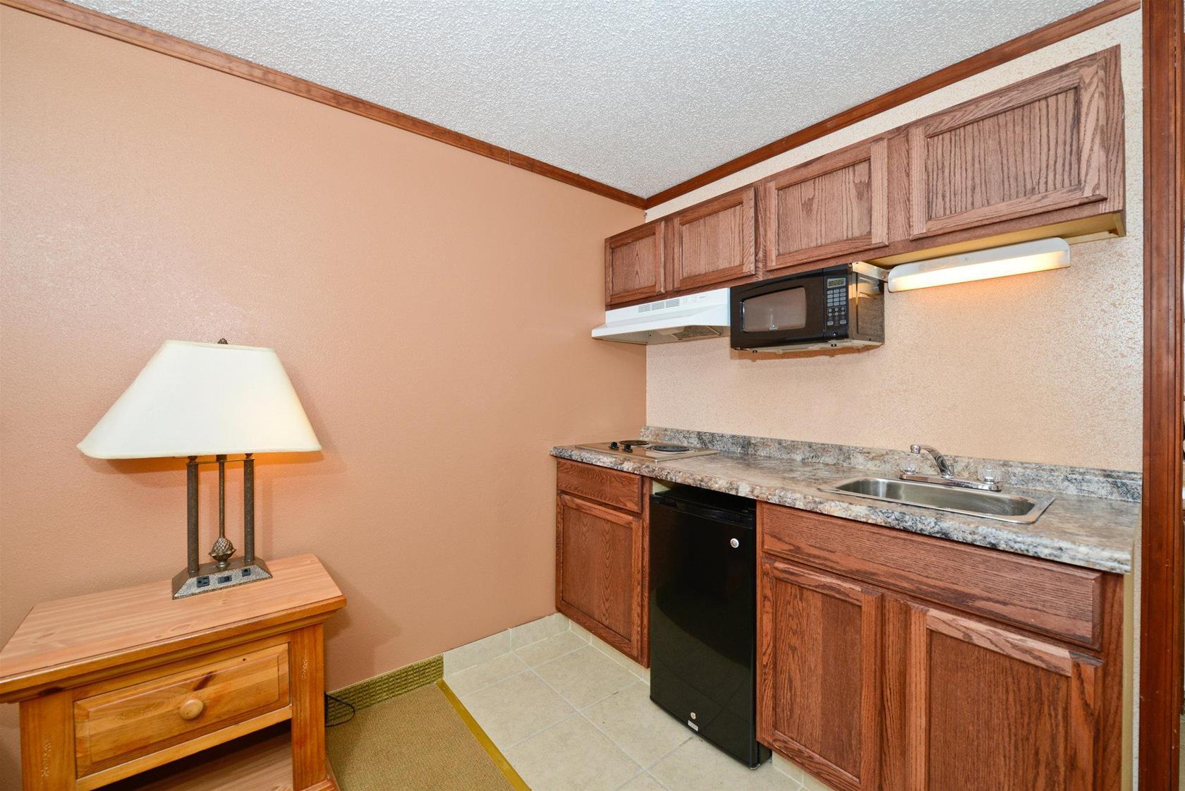 Americas Best Value Inn & Suites - Warren / Detroit