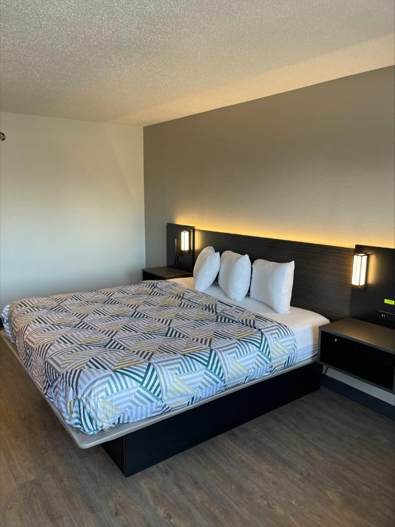 Motel 6 Detroit East Warren