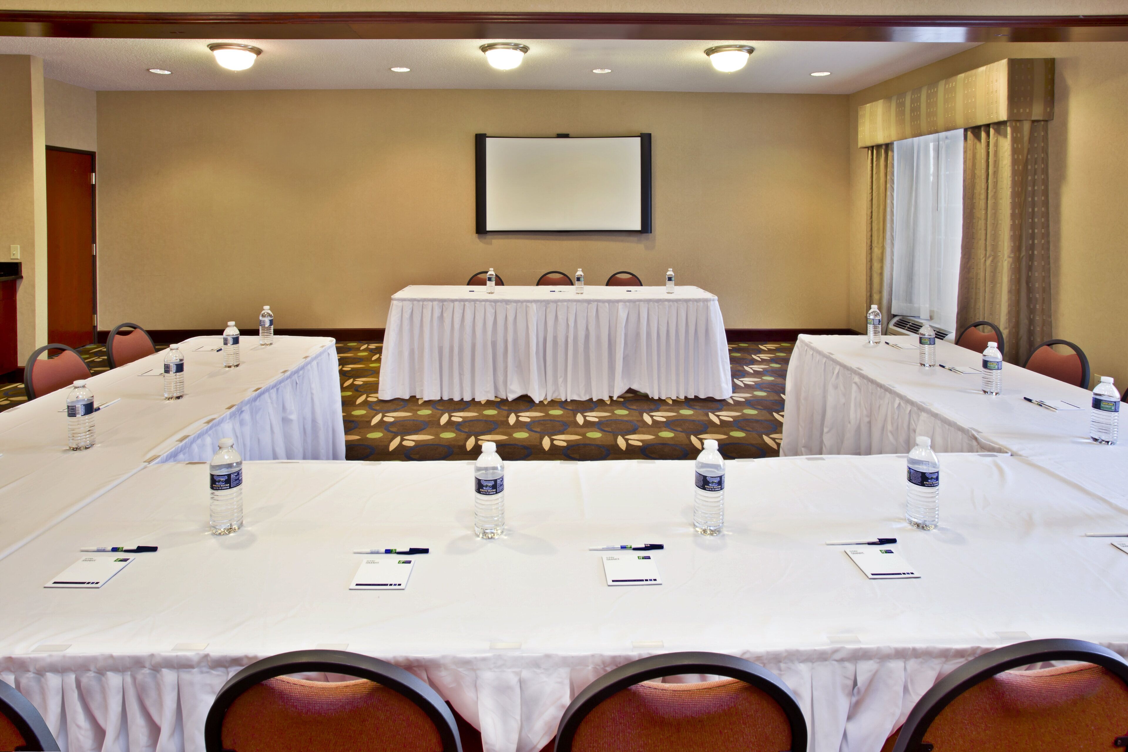 Holiday Inn Express & Suites Woodhaven