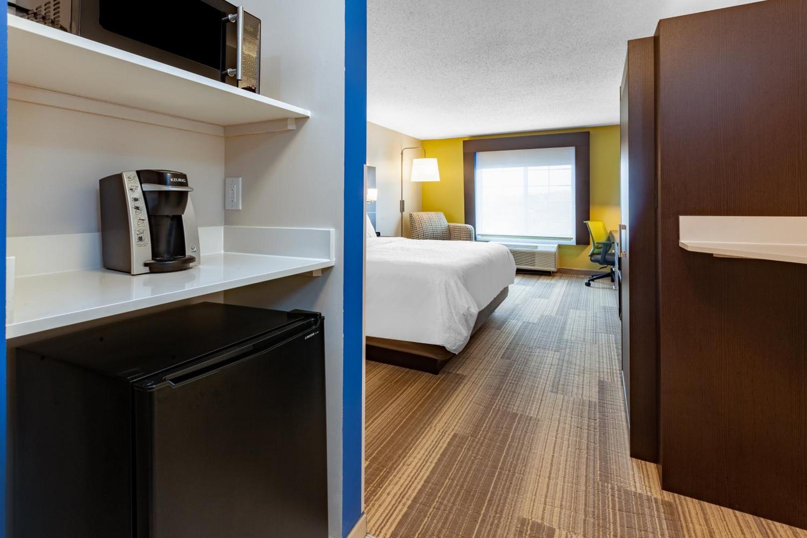Holiday Inn Express & Suites Woodhaven