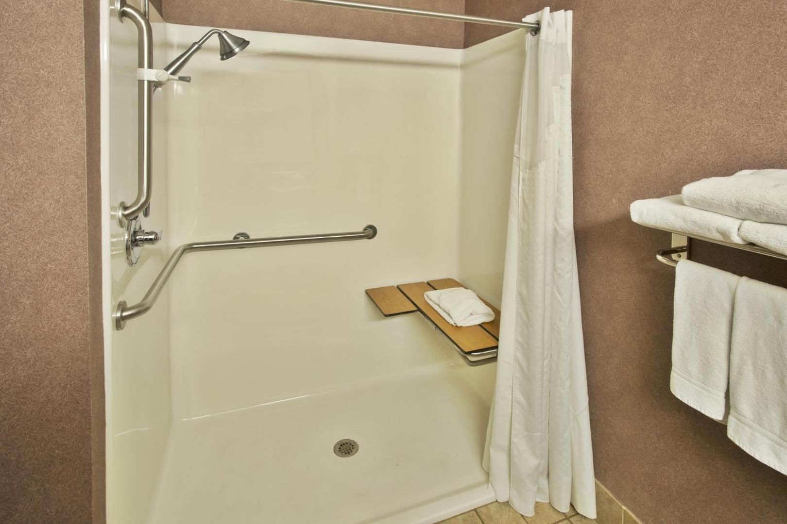 Holiday Inn Express & Suites Woodhaven