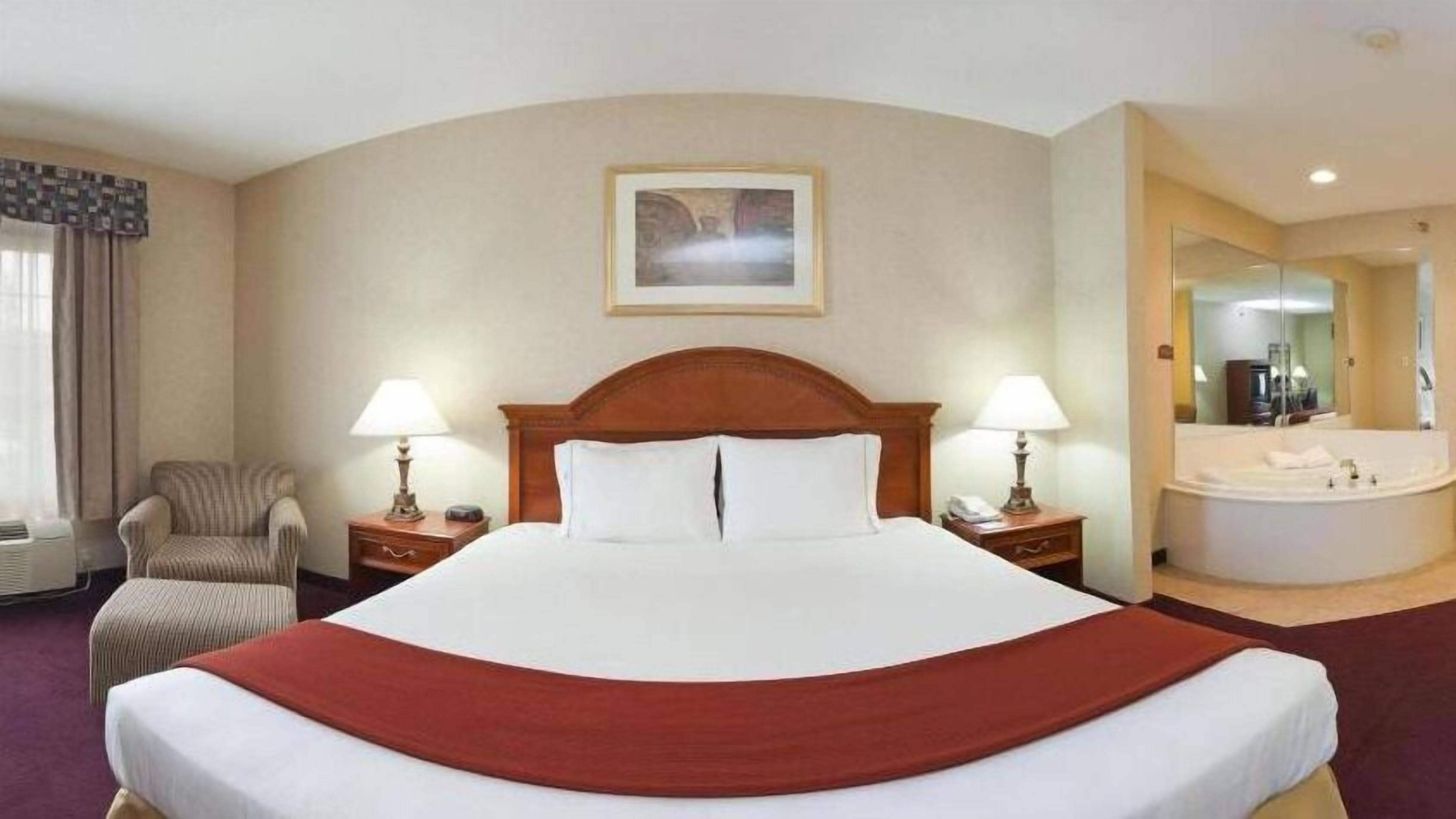 Holiday Inn Express & Suites Woodhaven