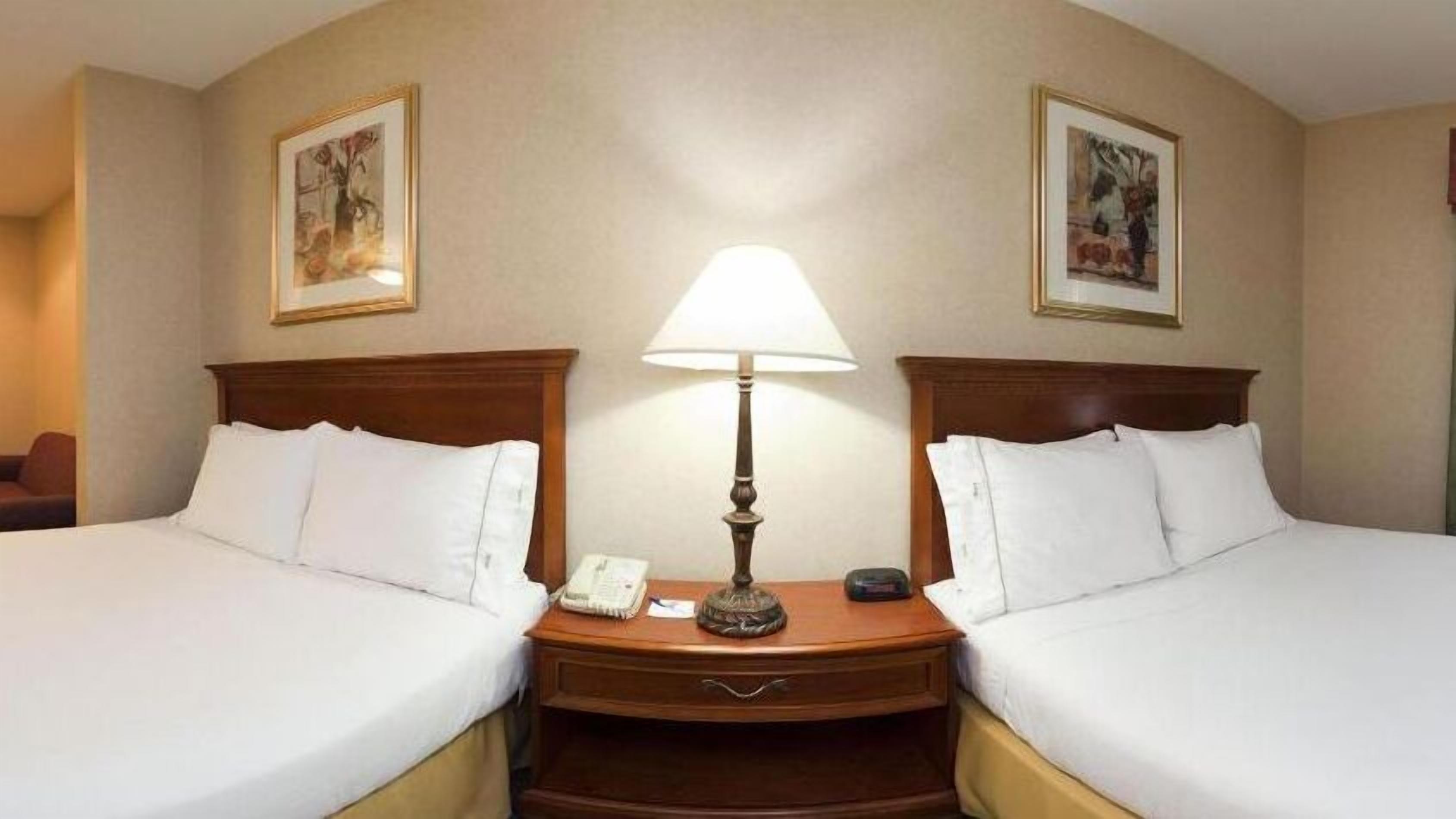 Holiday Inn Express & Suites Woodhaven