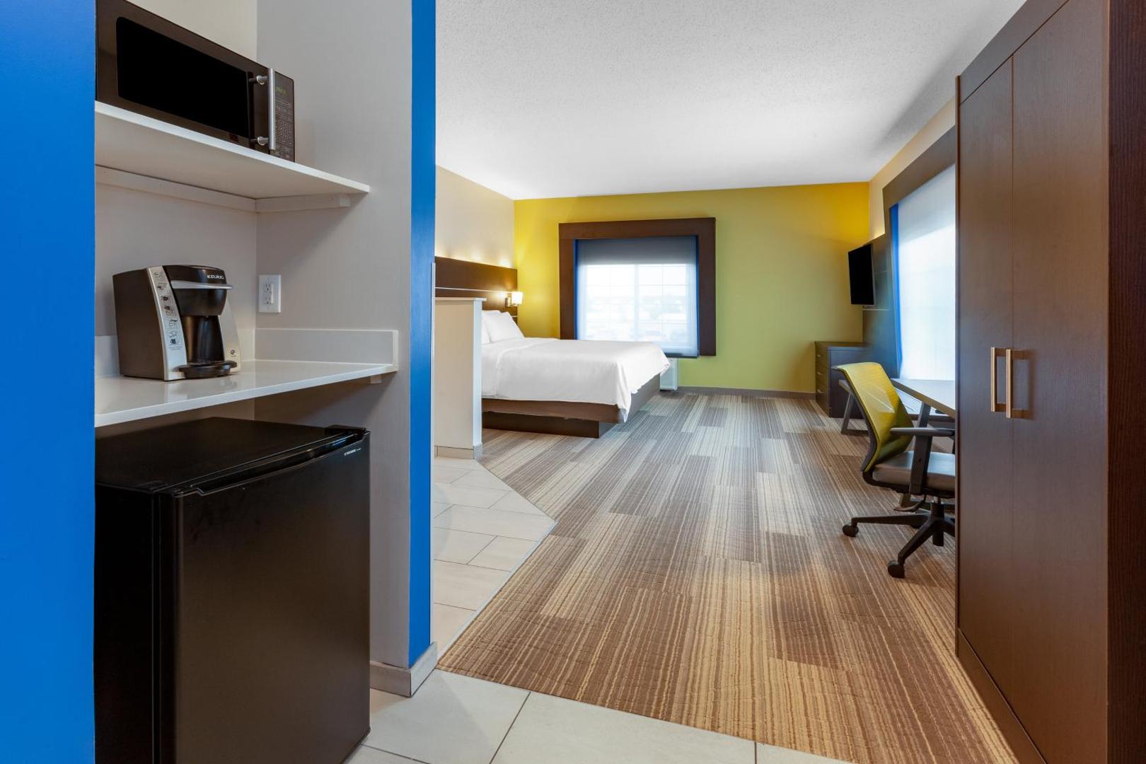 Holiday Inn Express & Suites Woodhaven