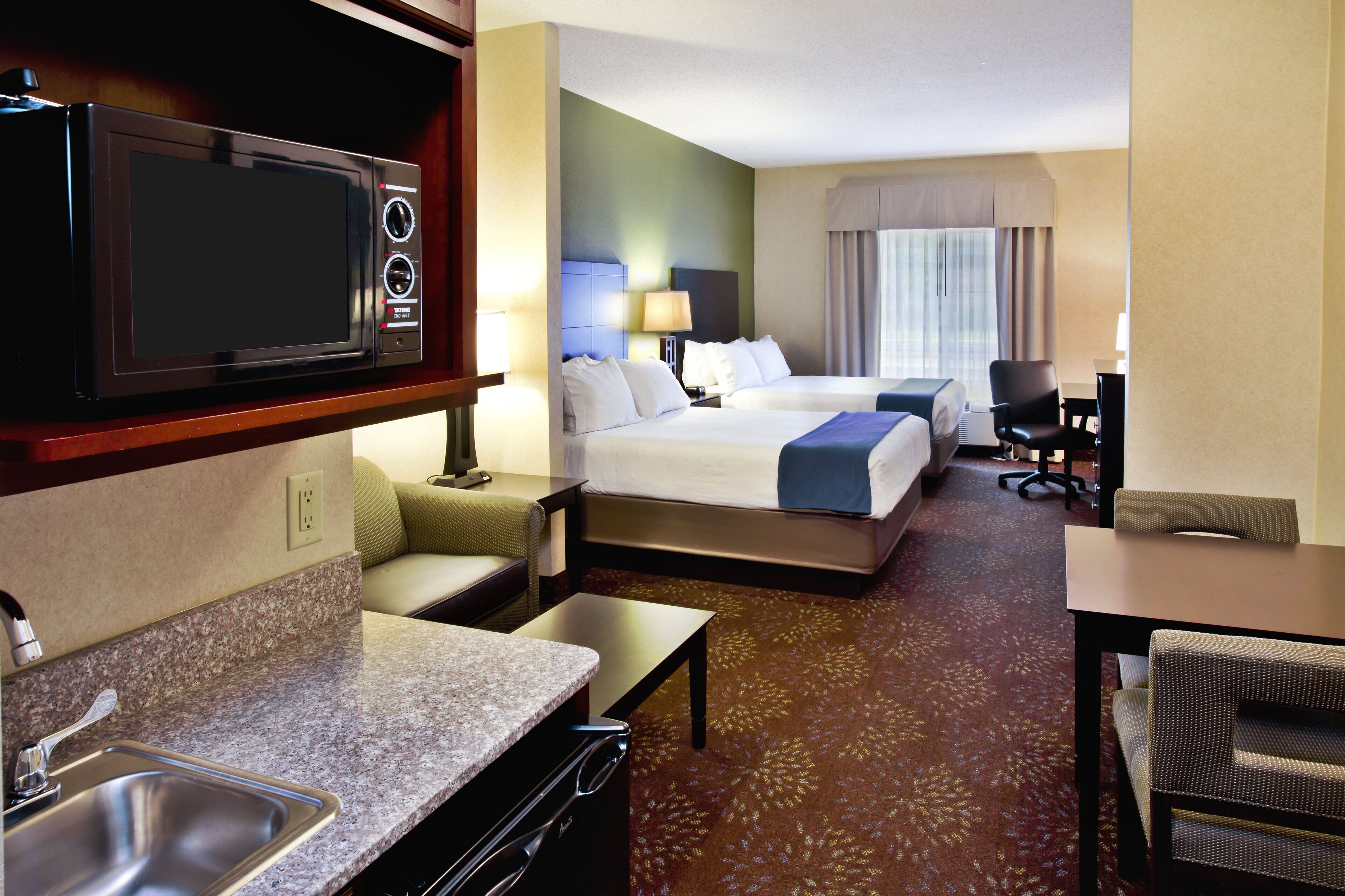 Holiday Inn Express & Suites Woodhaven