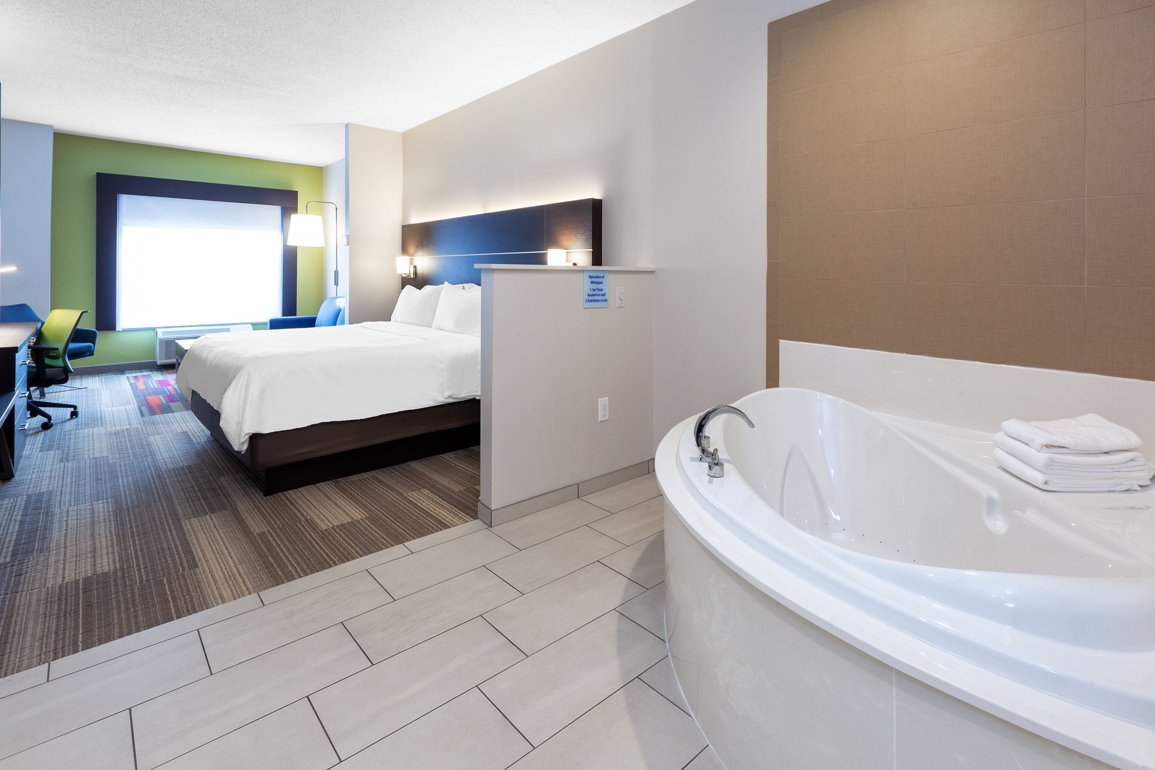 Holiday Inn Express & Suites Woodhaven