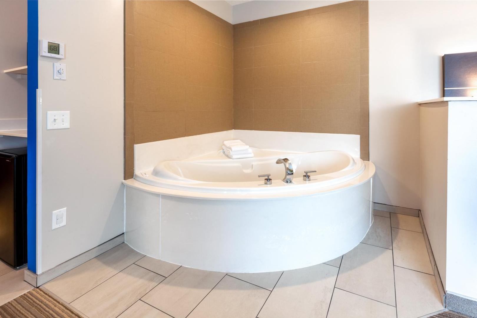 Holiday Inn Express & Suites Woodhaven
