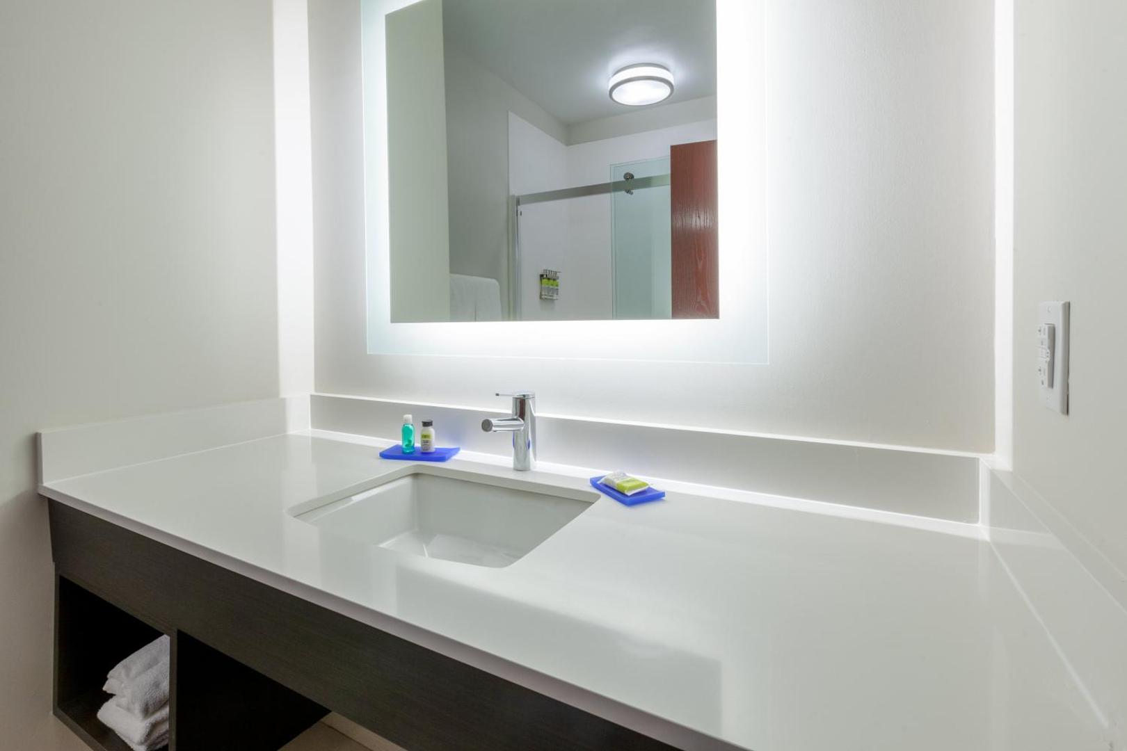 Holiday Inn Express & Suites Woodhaven