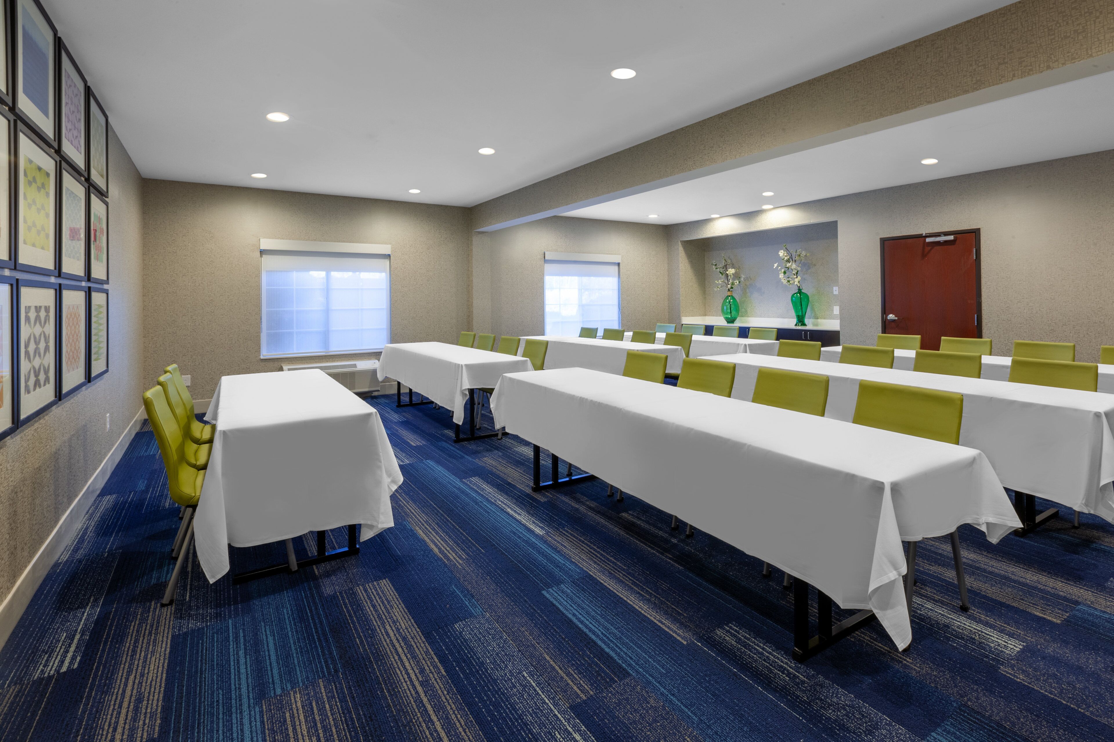 Holiday Inn Express & Suites Woodhaven